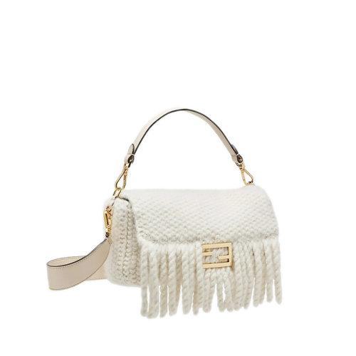 【包税】FENDI/芬迪 2021秋冬新款BAGUETTE系列 女士中号白色羊毛材质FF搭扣翻盖长流苏金色饰面金属配饰可拆卸肩带单肩斜跨手提包8BR600AH98F0VWM 商品图1