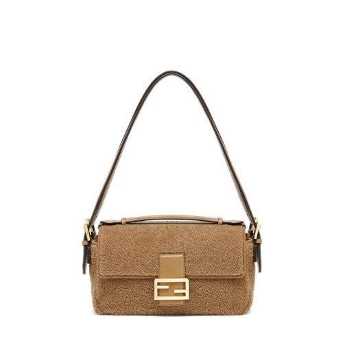 【包税】FENDI/芬迪 2021秋冬新款BAGUETTE MULTI系列 米色美利奴羊皮材质饰以FF夹扣双翻盖开合双拉链口袋双面手提斜跨单肩包8BR794AHVRF0J2D 商品图0