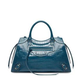 【包税】Balenciaga/巴黎世家 22新款NEO CLASSIC系列 男士中号深蓝色鳄鱼压纹超柔软小牛皮单肩斜挎梯形手提包67879323E454406