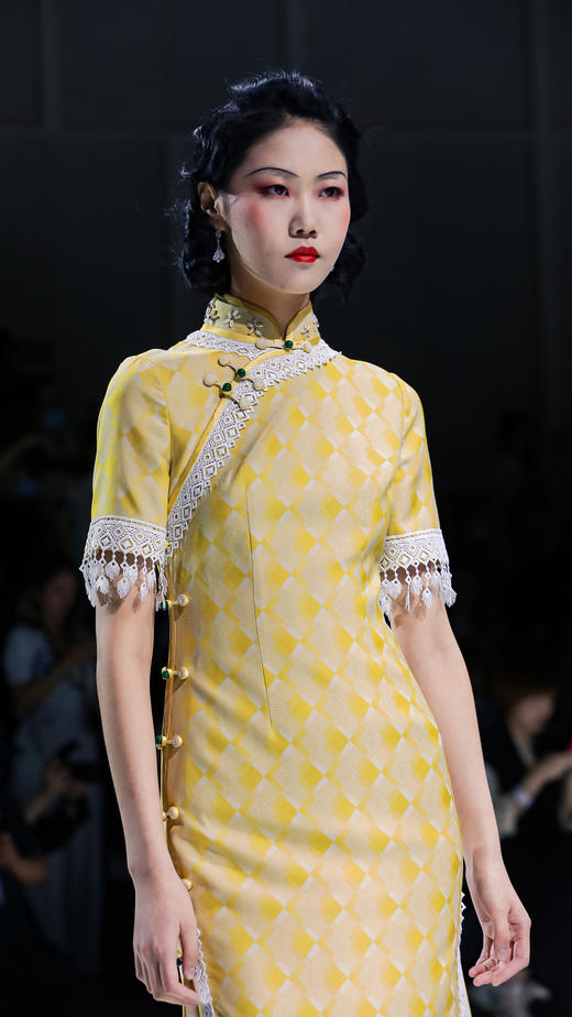 荷言HEYEN 剪花如染【明星同款】鹅黄色几何提花面料+立领设计珍珠镶嵌花样式+经典一字扣绿石搭配+蕾丝流苏绲边+手工钉珠设计 商品图6