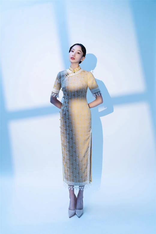 荷言HEYEN 剪花如染【明星同款】鹅黄色几何提花面料+立领设计珍珠镶嵌花样式+经典一字扣绿石搭配+蕾丝流苏绲边+手工钉珠设计 商品图7