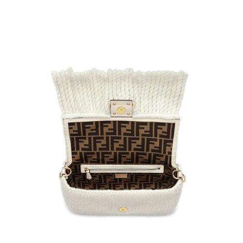 【包税】FENDI/芬迪 2021秋冬新款BAGUETTE系列 女士中号白色羊毛材质FF搭扣翻盖长流苏金色饰面金属配饰可拆卸肩带单肩斜跨手提包8BR600AH98F0VWM 商品图3