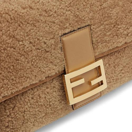 【包税】FENDI/芬迪 2021秋冬新款BAGUETTE MULTI系列 米色美利奴羊皮材质饰以FF夹扣双翻盖开合双拉链口袋双面手提斜跨单肩包8BR794AHVRF0J2D 商品图3