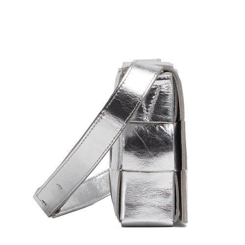 【包税】Bottega Veneta/葆蝶家 22春夏新款CASSETTE系列 女士银色Intreccio编织层压羊皮革斜挎单肩包578004V1H018101 商品图1