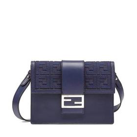 【包税】FENDI/芬迪 2021秋冬新款FLAT BAGUETTE系列 男士中号深蓝色皮革帆布翻盖刺绣老花图案配可拆卸肩带手提斜跨单肩包7VA524A9P6F1G97