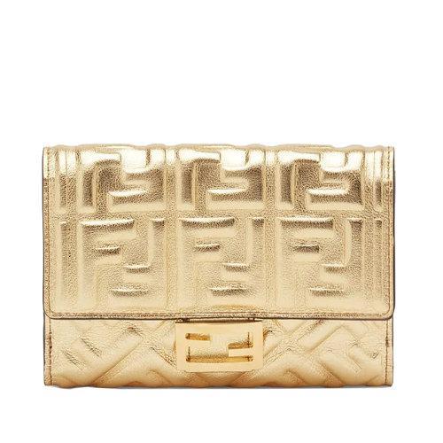 【包税】FENDI/芬迪 21秋冬新款 女士金色皮革老花压纹带翻盖开合FF磁性纽扣钱包8M0419AAF2F171Q 商品图0