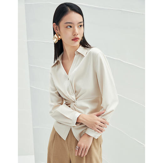 EITIE爱特爱春季新款设计感衬衣V领收腰显瘦通勤简约百搭气质上衣A2213901 商品图3