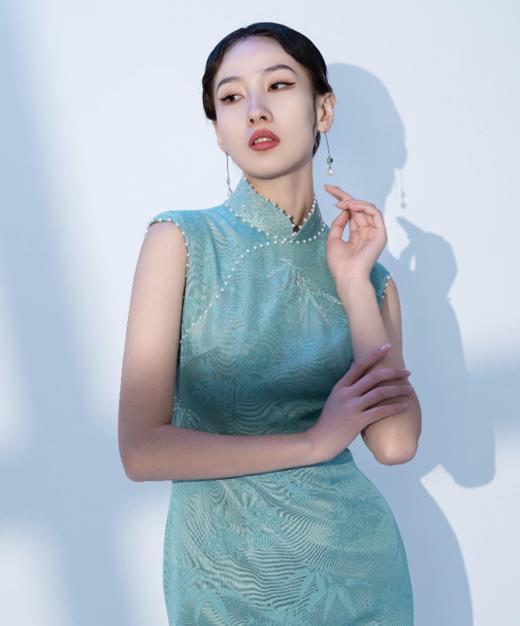 【明星同款】荷言HEYEN 水迢迢 天水碧色非遗花罗旗袍花瓣袖手工钉珠高级定制 商品图6