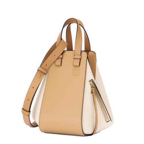 【包税】LOEWE/罗意威 21秋冬新款Hammock系列 女士小号沙色暖沙色经典小牛皮手提单肩吊床包托特包0010644094 商品图0