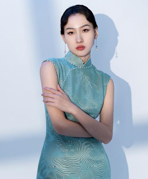 【明星同款】荷言HEYEN 水迢迢 天水碧色非遗花罗旗袍花瓣袖手工钉珠高级定制 商品图0