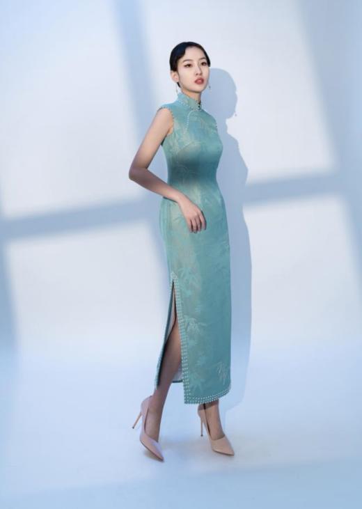 【明星同款】荷言HEYEN 水迢迢 天水碧色非遗花罗旗袍花瓣袖手工钉珠高级定制 商品图1