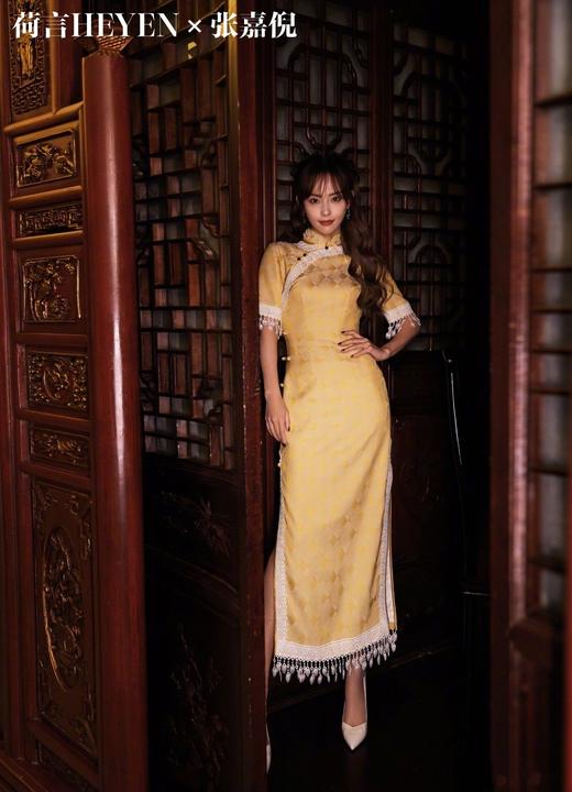 荷言HEYEN 剪花如染【明星同款】鹅黄色几何提花面料+立领设计珍珠镶嵌花样式+经典一字扣绿石搭配+蕾丝流苏绲边+手工钉珠设计 商品图1