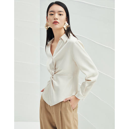 EITIE爱特爱春季新款设计感衬衣V领收腰显瘦通勤简约百搭气质上衣A2213901 商品图2