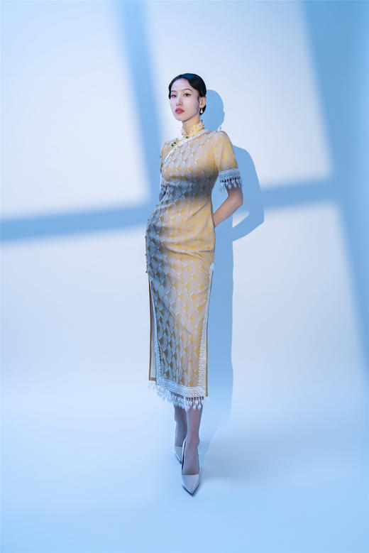 荷言HEYEN 剪花如染【明星同款】鹅黄色几何提花面料+立领设计珍珠镶嵌花样式+经典一字扣绿石搭配+蕾丝流苏绲边+手工钉珠设计 商品图9