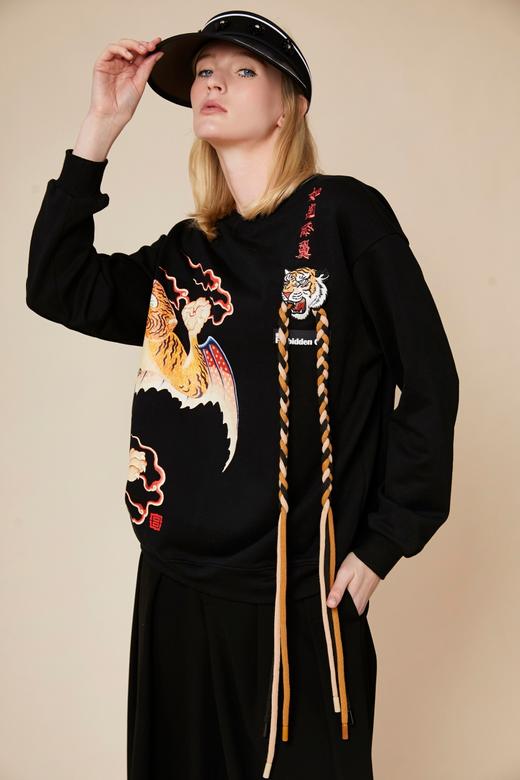 如虎添翼黑色绣花卫衣 商品图3