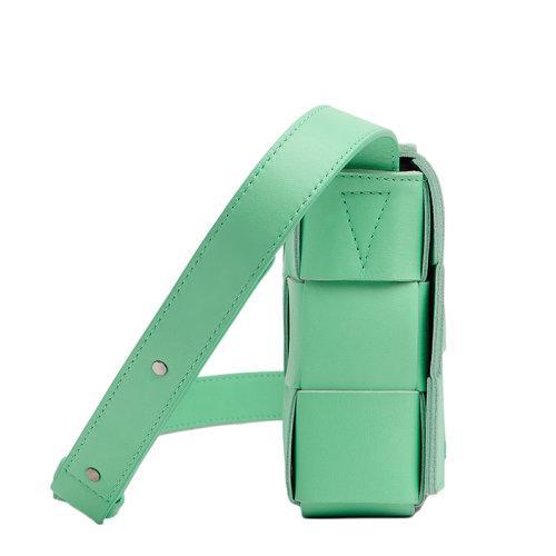 【包税】Bottega Veneta/葆蝶家 22春夏新款CASSETTE系列 女士泉水绿色小羊皮双面正交编织单肩斜挎豆腐包578004VMAY13801 商品图1