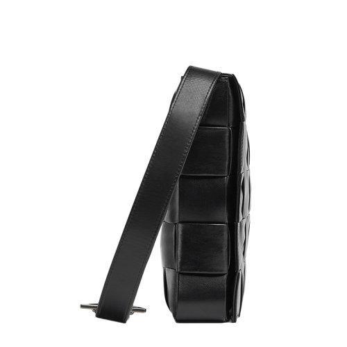 【包税】Bottega Veneta/葆蝶家 22春夏新款CASSETTE系列 男士加大号黑色intreccio编织牛皮革斜挎单肩包691407VCQ718803 商品图1