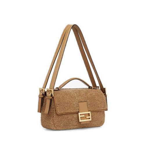 【包税】FENDI/芬迪 2021秋冬新款BAGUETTE MULTI系列 米色美利奴羊皮材质饰以FF夹扣双翻盖开合双拉链口袋双面手提斜跨单肩包8BR794AHVRF0J2D 商品图1