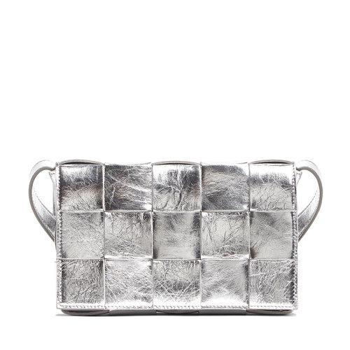 【包税】Bottega Veneta/葆蝶家 22春夏新款CASSETTE系列 女士银色Intreccio编织层压羊皮革斜挎单肩包578004V1H018101 商品图0