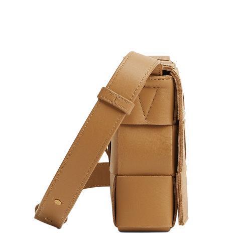 【包税】Bottega Veneta/葆蝶家 22春夏新款CASSETTE系列 女士焦糖色小羊皮双面正交编织单肩斜挎豆腐包578004VMAY19830 商品图1