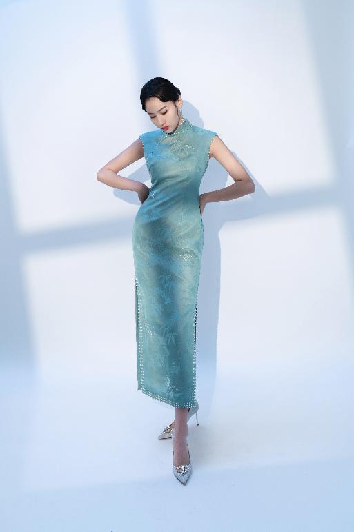 【明星同款】荷言HEYEN 水迢迢 天水碧色非遗花罗旗袍花瓣袖手工钉珠高级定制 商品图5