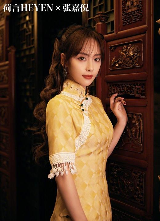 荷言HEYEN 剪花如染【明星同款】鹅黄色几何提花面料+立领设计珍珠镶嵌花样式+经典一字扣绿石搭配+蕾丝流苏绲边+手工钉珠设计 商品图2