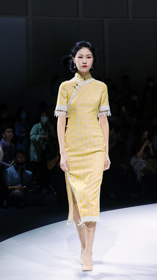 荷言HEYEN 剪花如染【明星同款】鹅黄色几何提花面料+立领设计珍珠镶嵌花样式+经典一字扣绿石搭配+蕾丝流苏绲边+手工钉珠设计 商品图5