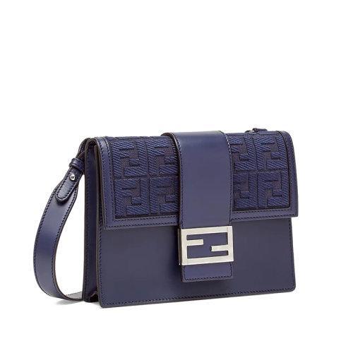 【包税】FENDI/芬迪 2021秋冬新款FLAT BAGUETTE系列 男士中号深蓝色皮革帆布翻盖刺绣老花图案配可拆卸肩带手提斜跨单肩包7VA524A9P6F1G97 商品图3