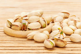 黄壳紫衣翠绿仁，快来猜猜它是啥？