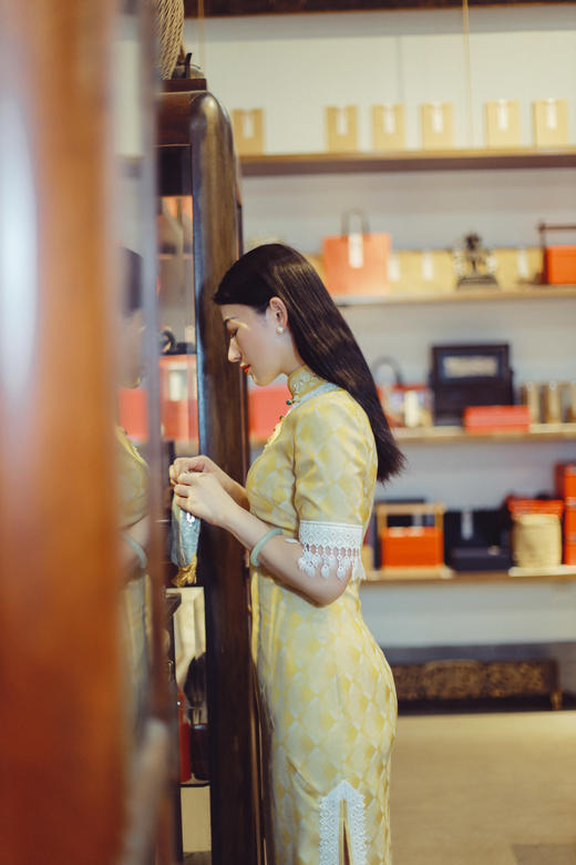 荷言HEYEN 剪花如染【明星同款】鹅黄色几何提花面料+立领设计珍珠镶嵌花样式+经典一字扣绿石搭配+蕾丝流苏绲边+手工钉珠设计 商品图3