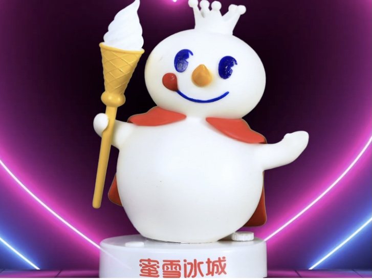 二手"雪王"公仔飙<em>到</em>500元，为什么蜜雪冰城总能撩动年轻人？