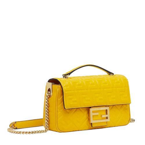 【包税】FENDI/芬迪 21秋冬新款Baguette系列 女士中号黄色羔羊皮3D纹理老花图案翻盖磁扣开合配链条肩带手提斜跨单肩包8BR793AH9CF1E8V 商品图3