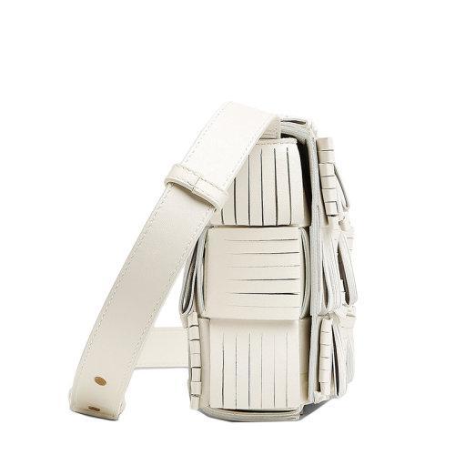 Bottega Veneta/葆蝶家 22春夏新款CASSETTE系列 女士白色流苏饰边Intreccio编织羊皮革斜挎单肩包680698V1G719009 商品图1