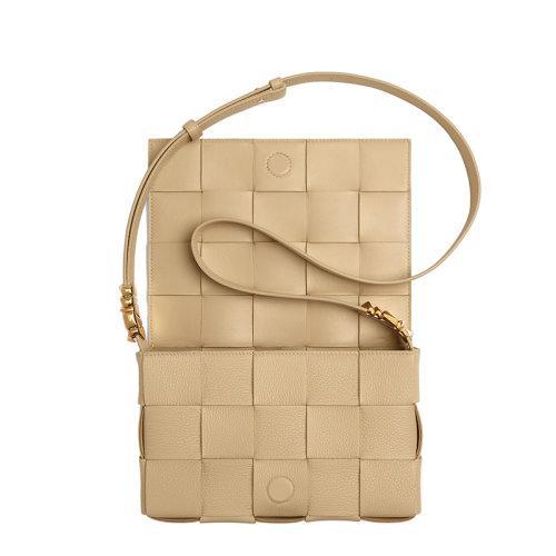 【包税】Bottega Veneta/葆蝶家 22春夏新款CASSETTE系列 女士燕麦色小牛皮双面Intreccio编织单肩斜挎豆腐包666870V17H19776 商品图2