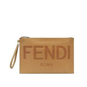 【包税】FENDI/芬迪 2021秋冬新款 女士大号浅棕色小牛皮热印徽标拉链封口金色饰面金属配饰可拆卸腕带手拿包8N0178AC9LF15KR