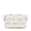 Bottega Veneta/葆蝶家 22春夏新款CASSETTE系列 女士白色流苏饰边Intreccio编织羊皮革斜挎单肩包680698V1G719009 商品缩略图0