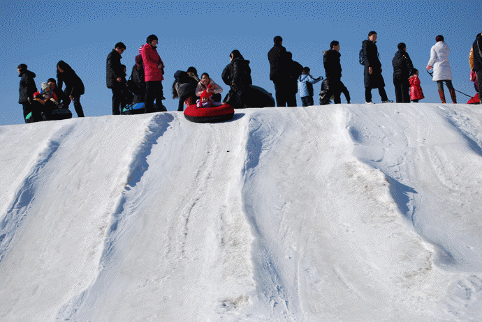 塞上牧歌戏雪乐园家门口的冰雪游乐城,随时玩滑雪圈,坐马拉雪橇车
