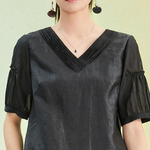 TANGY Collection/天意精品2022年春夏新品优雅V领非遗莨绸上衣 商品图3