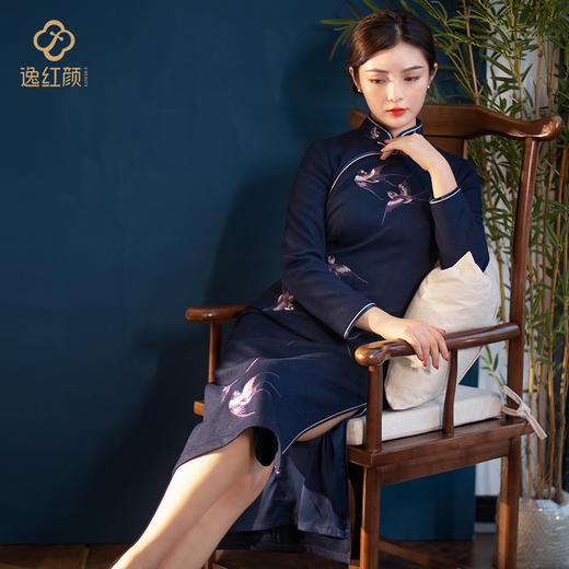 逸红颜 仓灵 2025冬新品羊毛针织呢栩栩如生双飞燕刺绣日常旗袍女 商品图3