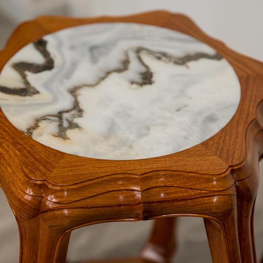 红木镶云石葵口座面六足鼓凳（一对） 商品图1