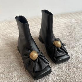 【断码特惠不退换】复古摩登蝴蝶结方头短靴‖甄选进口胎羊皮材质 羊皮中z好的一张皮  质地轻盈柔软细腻  手感滑爽  质感镐  做成半花型的蝴蝶结 方头设计 古典摩登 内里和垫脚采用丝绸羊皮时尚优雅风