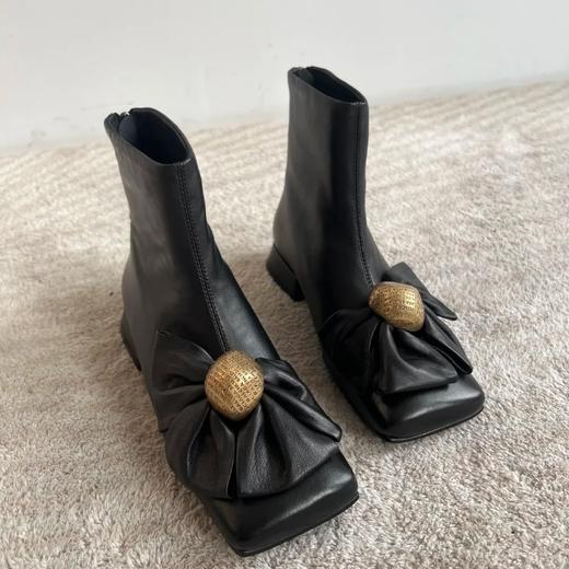 【断码特惠不退换】复古摩登蝴蝶结方头短靴‖甄选进口胎羊皮材质 羊皮中z好的一张皮  质地轻盈柔软细腻  手感滑爽  质感镐  做成半花型的蝴蝶结 方头设计 古典摩登 内里和垫脚采用丝绸羊皮时尚优雅风 商品图0