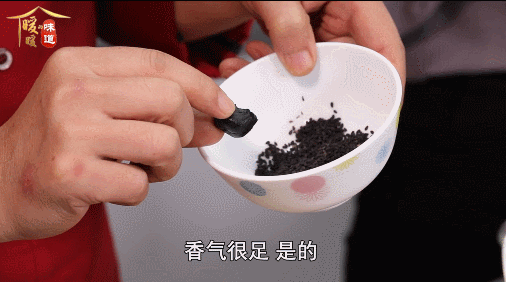  吃一堆黑芝麻、枸杞，不如早晚来块它！肾气足、睡得香、头发乌黑亮~ 