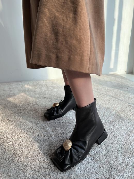 【断码特惠不退换】复古摩登蝴蝶结方头短靴‖甄选进口胎羊皮材质 羊皮中z好的一张皮  质地轻盈柔软细腻  手感滑爽  质感镐  做成半花型的蝴蝶结 方头设计 古典摩登 内里和垫脚采用丝绸羊皮时尚优雅风 商品图11