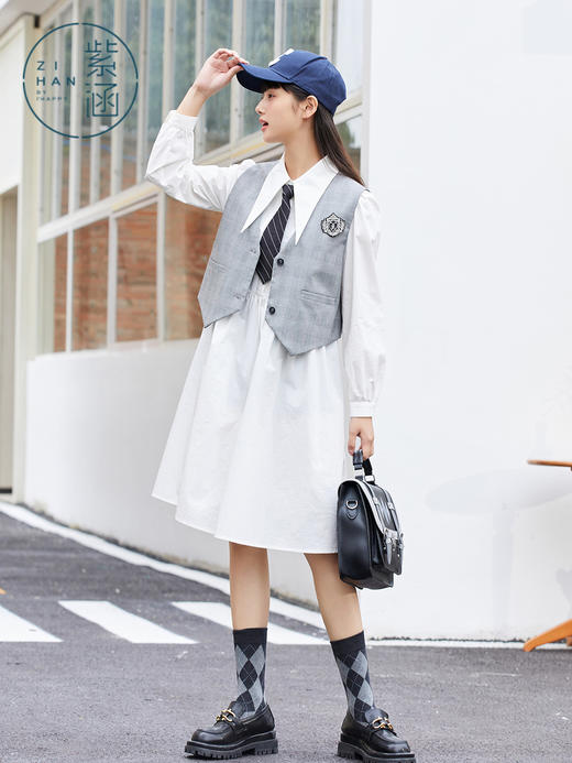 ZIHAN紫涵马甲连衣裙两件套女2022春新品学院风徽章背心白色连衣裙套装Z2Z01BS221 商品图3