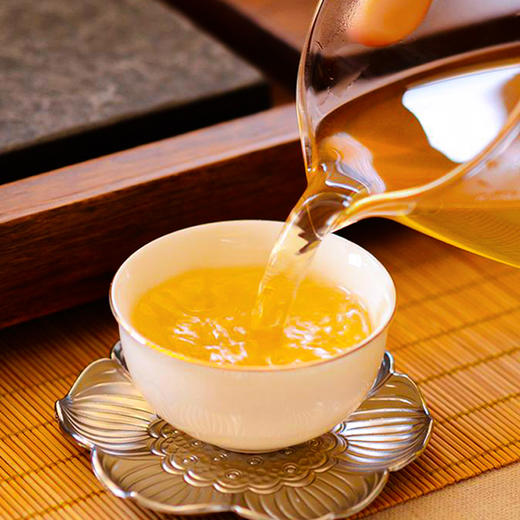 2022年虎年生肖纪念饼《虎啸祥瑞》生茶357克 商品图2