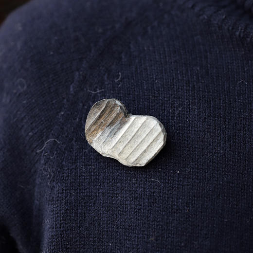 「中国 陈雨珊」 木雕作品  木质胸针 商品图0