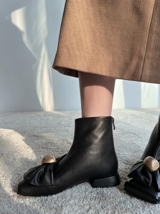 【断码特惠不退换】复古摩登蝴蝶结方头短靴‖甄选进口胎羊皮材质 羊皮中z好的一张皮  质地轻盈柔软细腻  手感滑爽  质感镐  做成半花型的蝴蝶结 方头设计 古典摩登 内里和垫脚采用丝绸羊皮时尚优雅风 商品图10