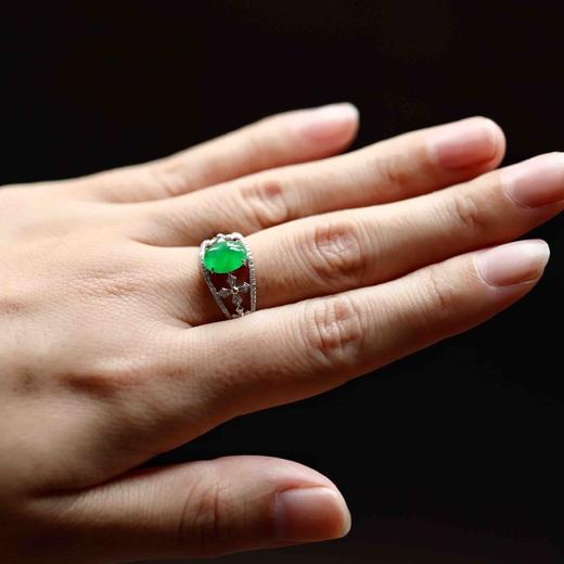 高冰种阳绿辣色翡翠蛋面戒指18k白金钻石镶嵌 商品图0