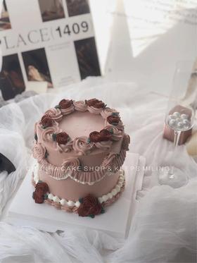 | 复古红色裱花蛋糕 |